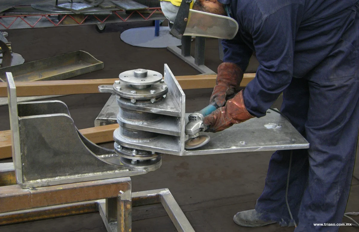 Elevator hinges manufacture