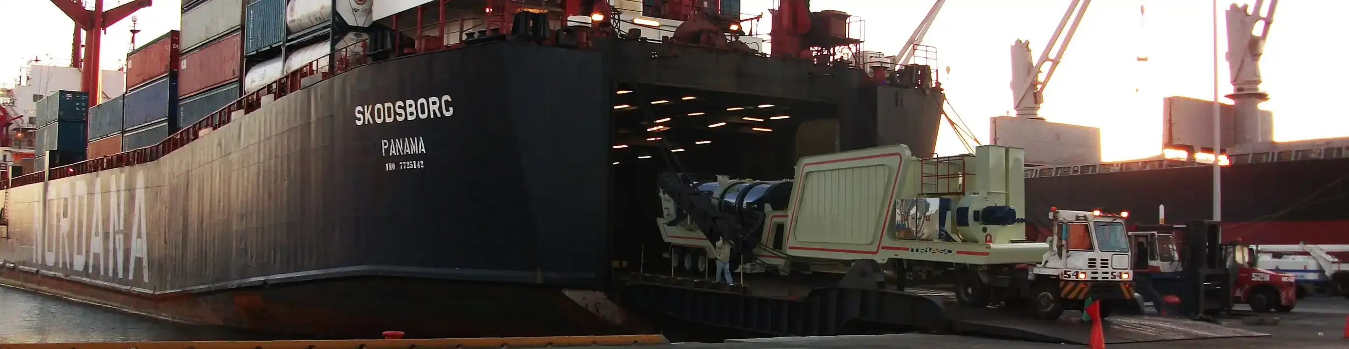 Drum mixer unloaded from a cargo ship