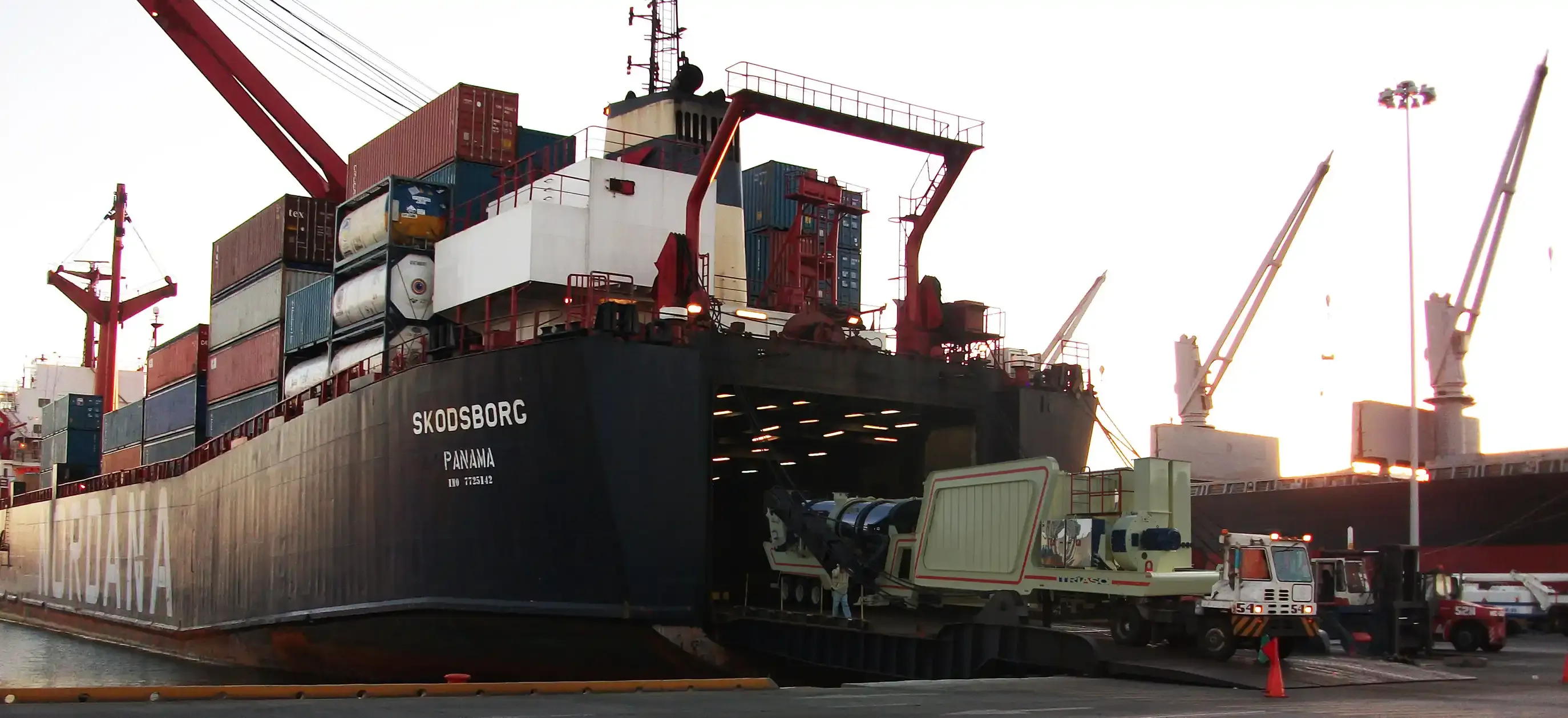Drum mixer unloaded from a cargo ship